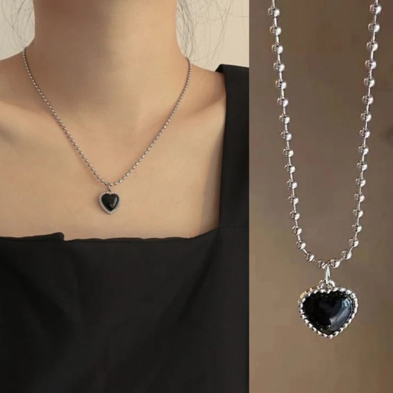 Colar de Coração Preto Y2K - Amor e Estilo Punk